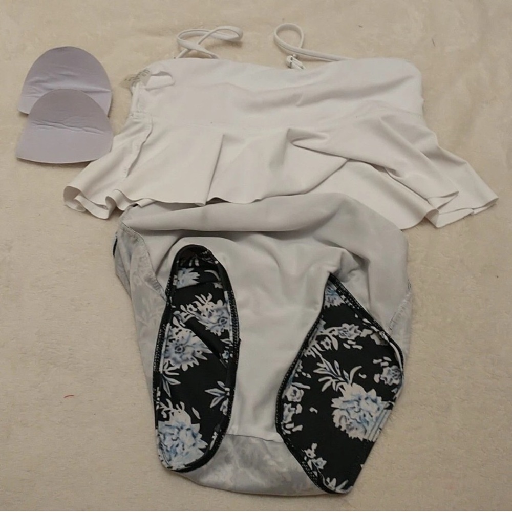 SHEIN Elegant White and Black Floral Bikini - Picture 10 of 14